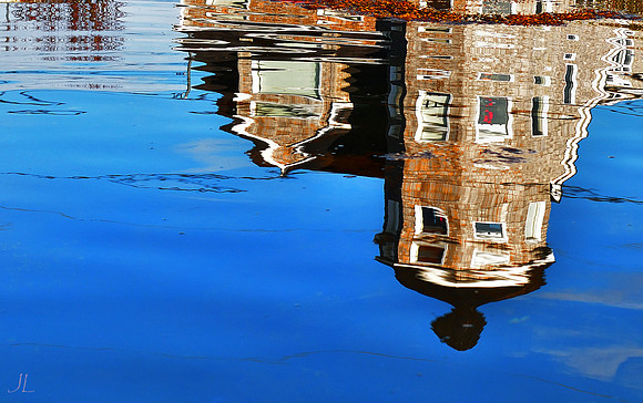 Reflection of a Home by the Sea DSC_1121