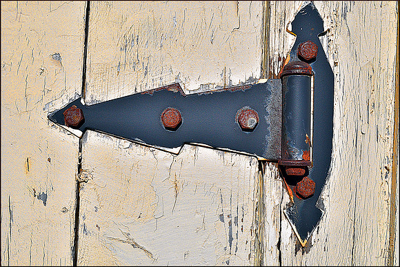 The Hinge That Strikes to the Heart w sig DSC_0664