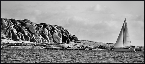 Sailing by Hopson's w border BW DSC_0101