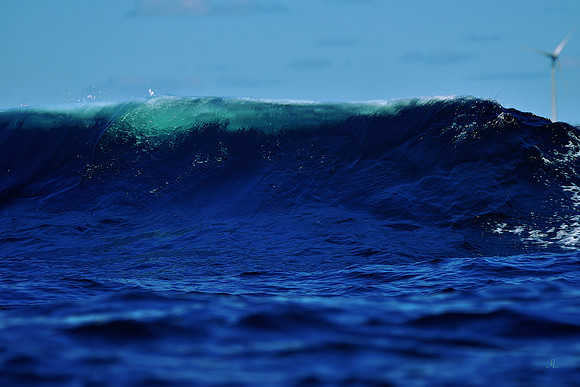 Breaking Wave with Sunlit Crest for web DSC_9543