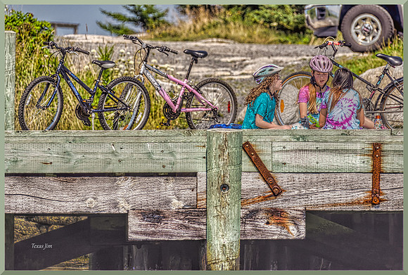 Girls on the Guvvie w sig-bord for web DSC_3306